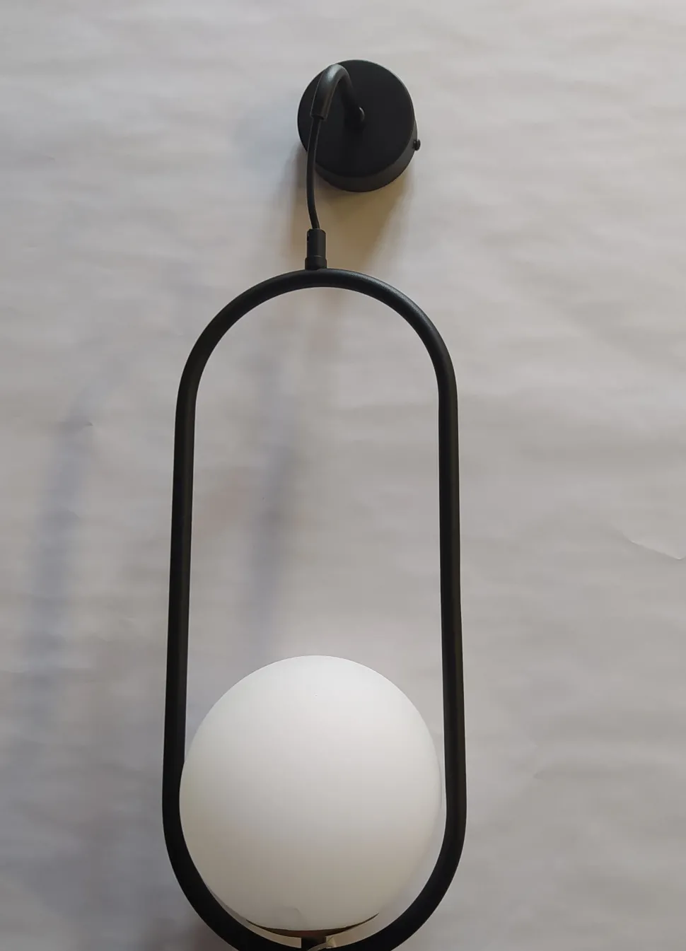 Design Wandleuchte Schwarz Weiß Glas NAESALA Flur