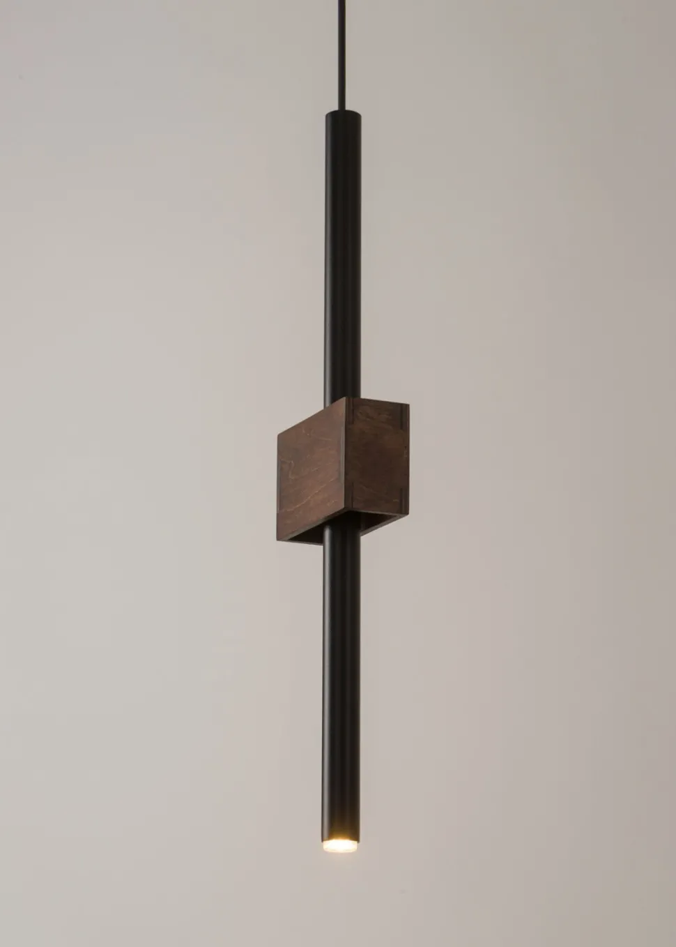 Moderne Pendelleuchte Metall Holz Schwarz G9 wohnlich