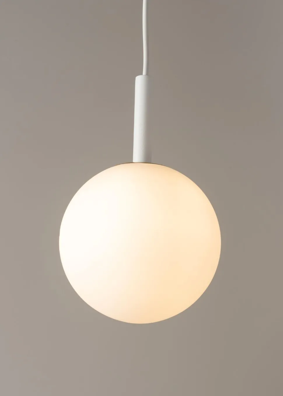 Pendelleuchte Weiß Kugel Metall Glas blendarm Ø14 cm G9