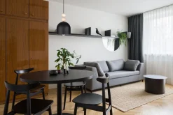 Schwarze Hängeleuchte Metall Holz Ø17 cm E27 wohnlich