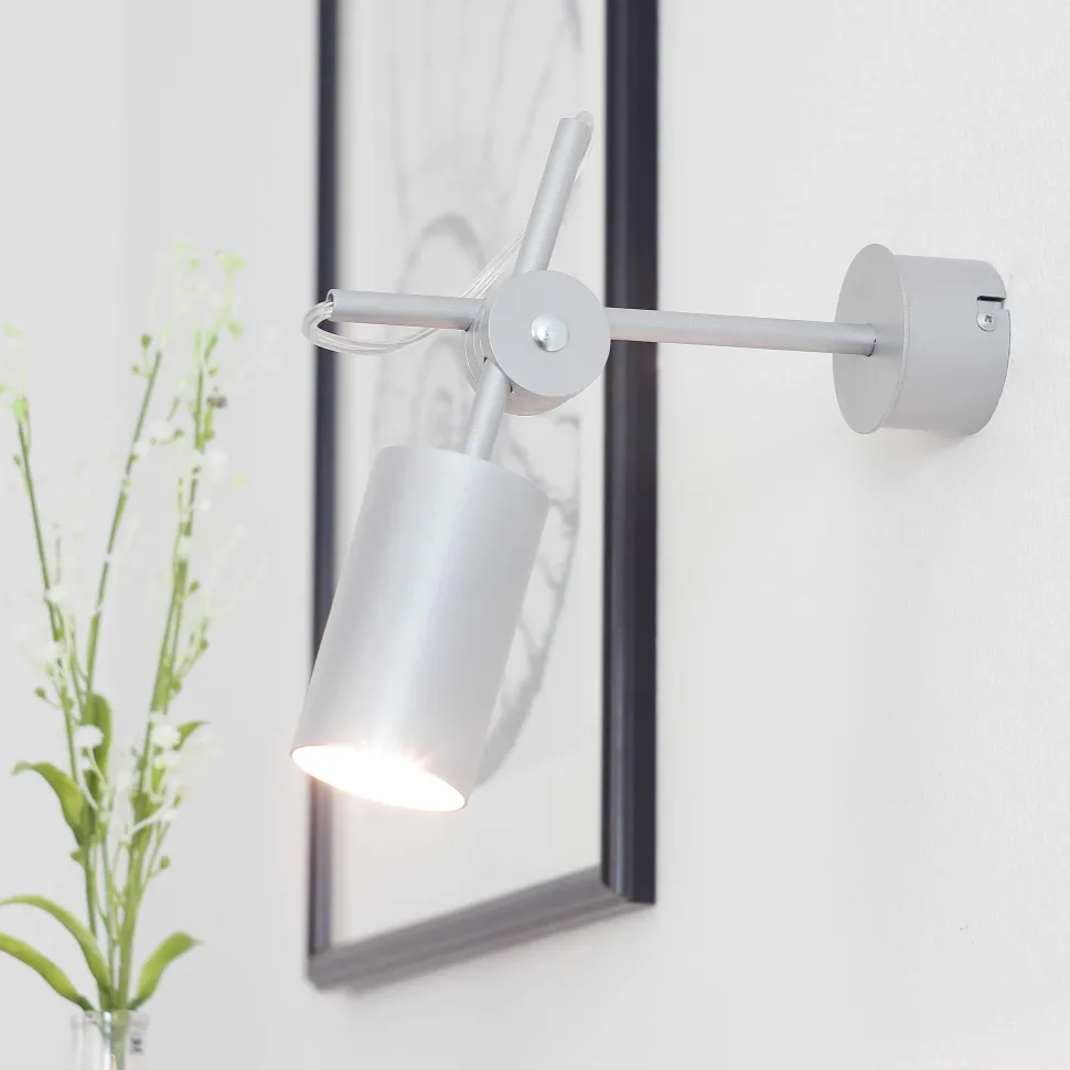 Schwenkbarer Wandstrahler in silber