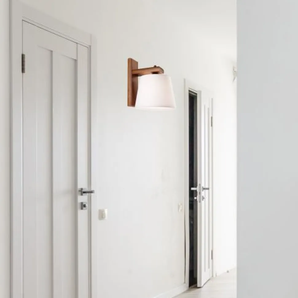 Wohnliche Wandleuchte BEVERELY in Braun Flur