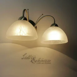 Zeitlose Wandleuchte 2-flmg. messing-farben